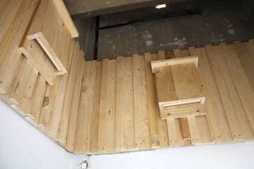 An den Wänden sind Fledermausquartiere angebracht.